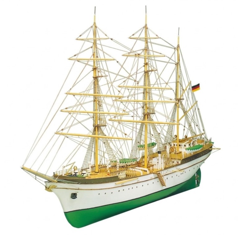 Maquette en bois du Gorch Fock